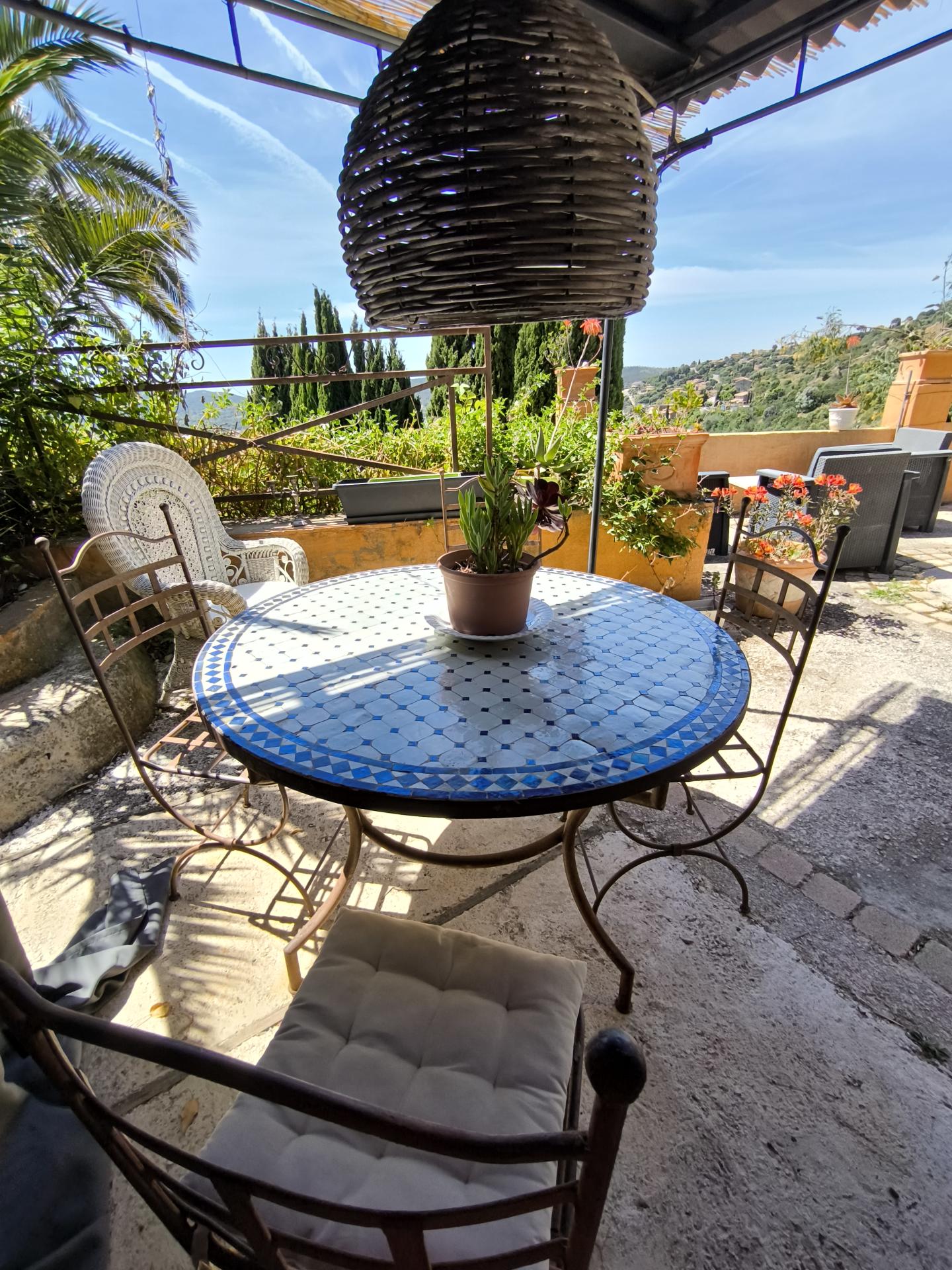 Coin repas exterieur Loveroom Bormes les Mimosas